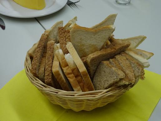 Selbst das Toastbrot wurde dekorativ geschichtet.